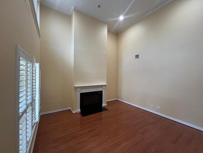 Building Photo - 1155 Enclave Square E