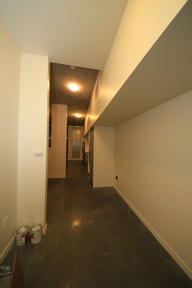 Building Photo - Location! 1Bed, 1 Bath unit in the heart o...