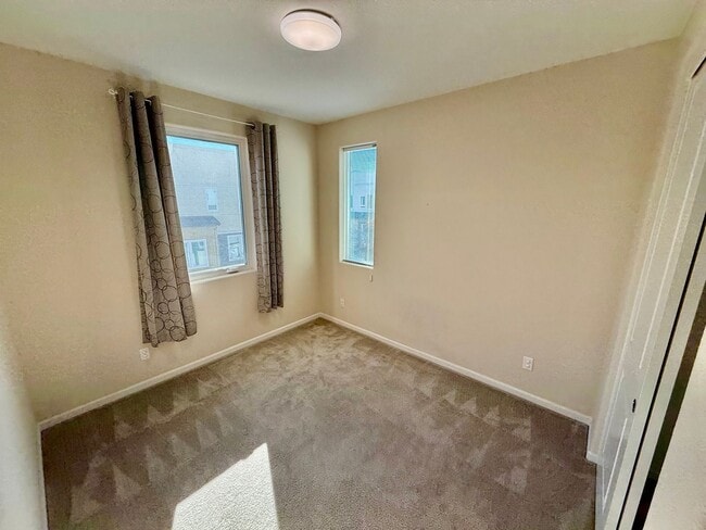 Building Photo - 4BD/3.5B Home in Dublin's Boulevard Community, a Stone's Throw Away From Persimmon and Hacienda!