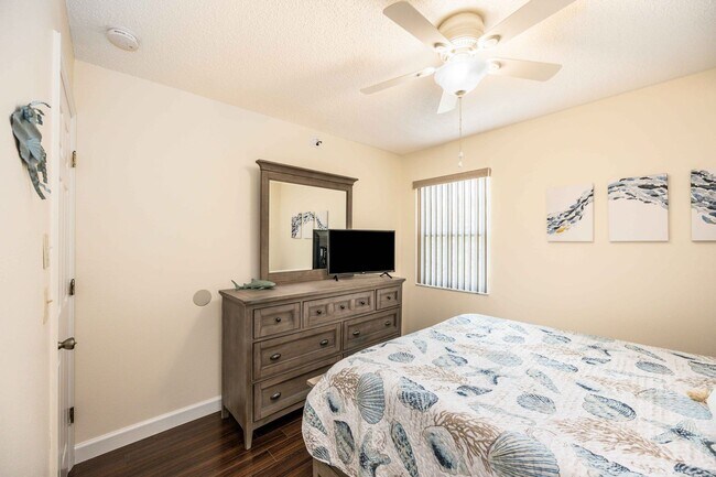 Building Photo - Seasonal or Annual 2 Bedroom, 2.5 Bathroom...