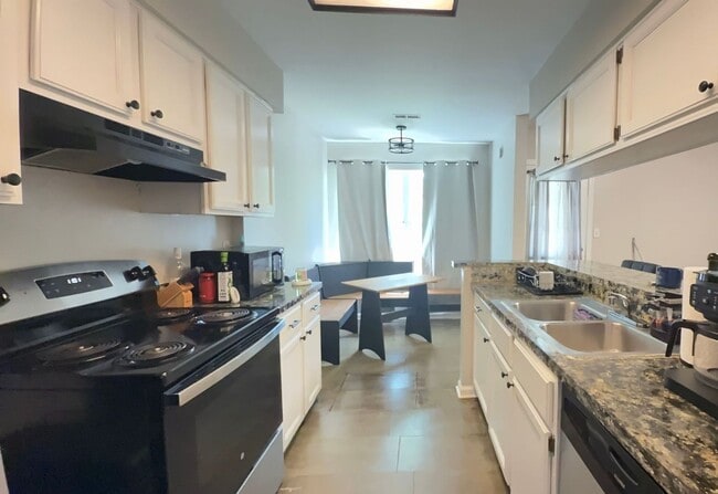 Building Photo - Beautiful 3BR Townhome in Gated Kings Square Community