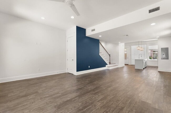 Building Photo - 515 Division St