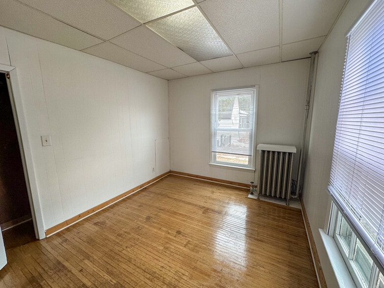 Building Photo - 401 S Oak St