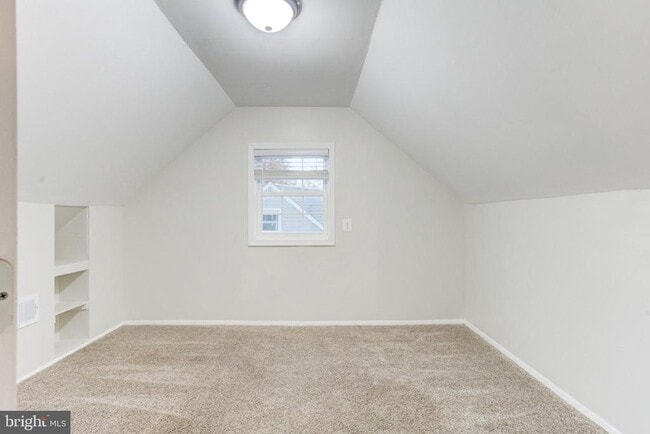 Building Photo - 121 Cabbel Dr