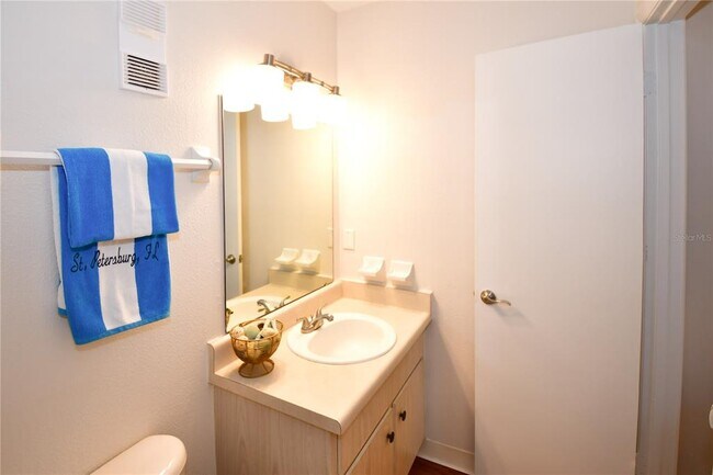 Building Photo - 204 Pompano Dr SE