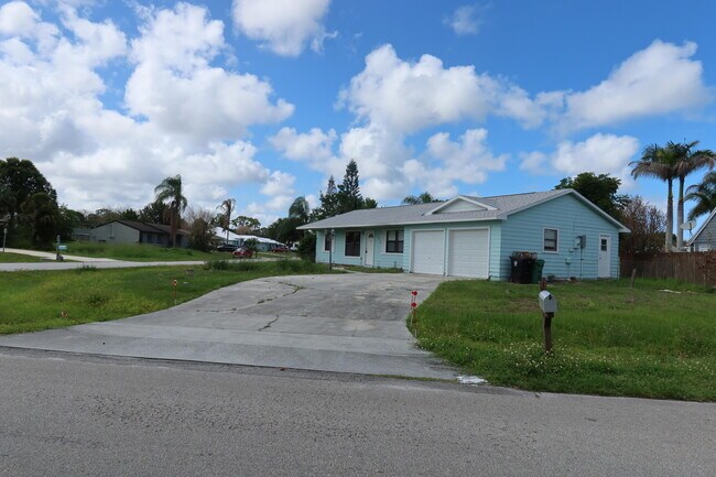 Building Photo - 601 SE Polynesian Ave