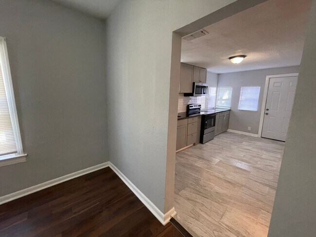 Building Photo - Charming 3 bedroom 2-Bath Bungalow-West Jacksonville 32254!