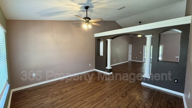 Building Photo - 10 Bellis Ct