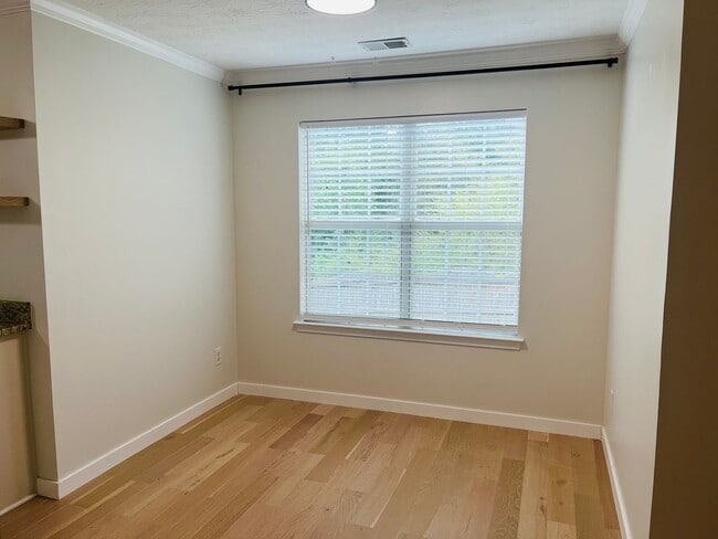 Building Photo - Beautiful 4 bedroom, 2.5 bathroom home in ...