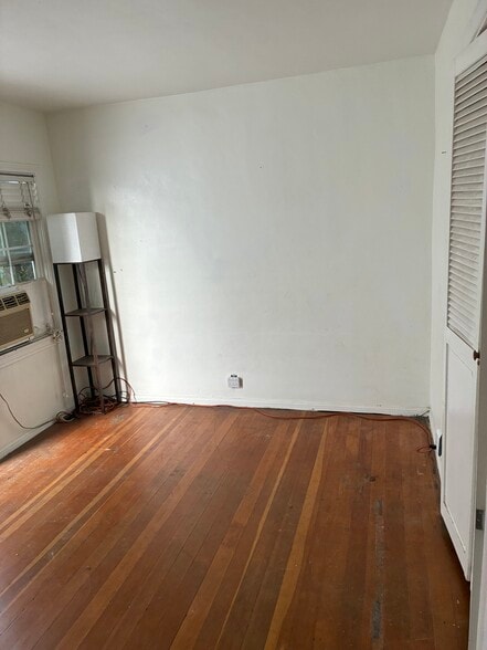 Building Photo - 805 N Maple St