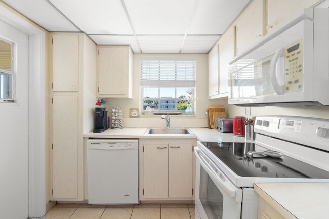 Building Photo - 1971 SE 5th Ct