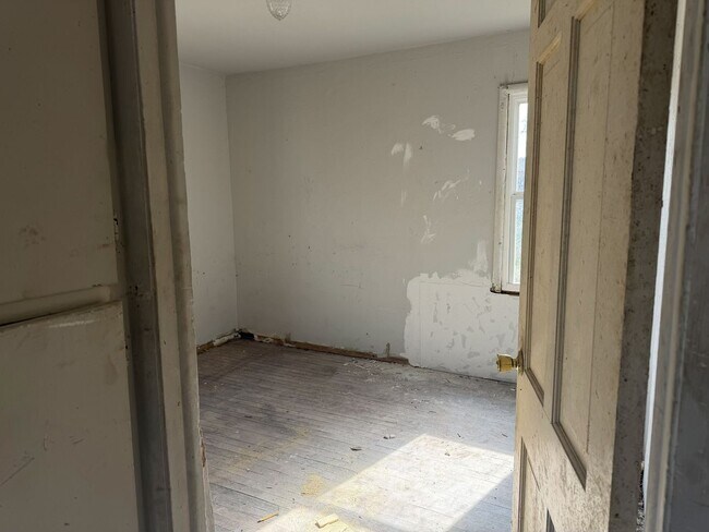Building Photo - South Side 2Bed Make Ready Home! New Roof and Windows!!