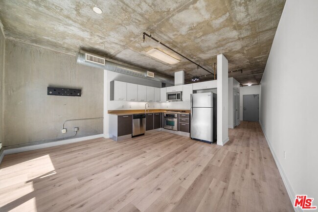 Building Photo - 645 W 9th St