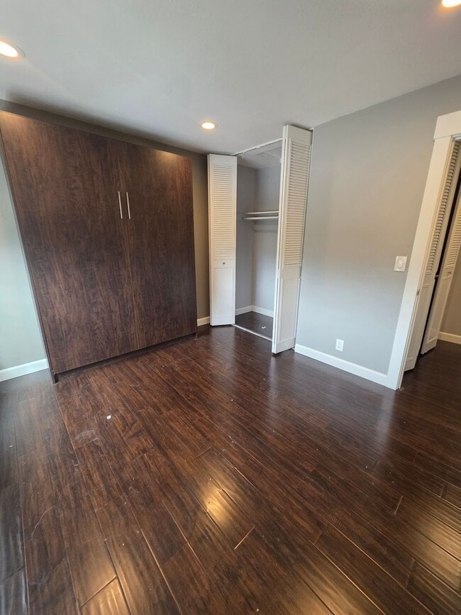 Building Photo - 2 Story 2bd/1.5ba  Townhouse near Commute ...