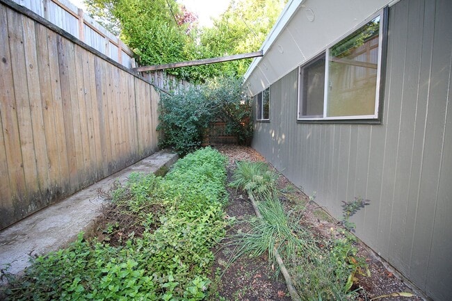 Building Photo - 3200-3236 SW Marigold St