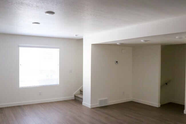 Building Photo - 196 S Bushnell Way