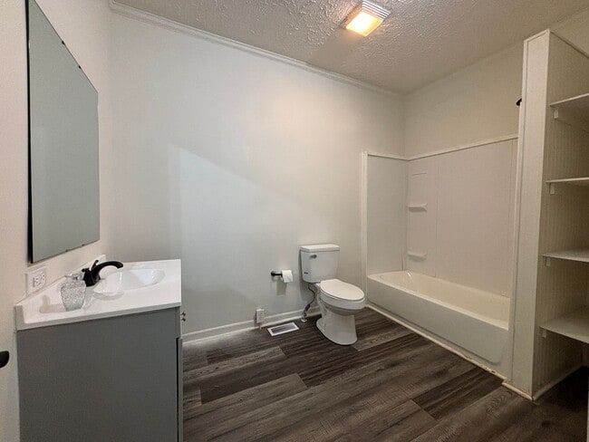Building Photo - Newly Renovated 2 Bed/ 2 Bath- Great Downt...