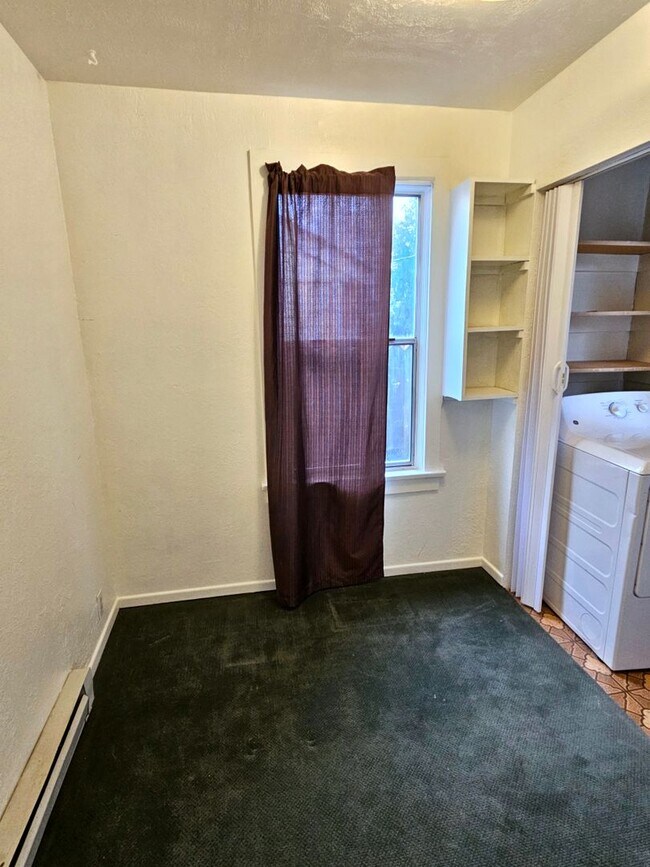 Building Photo - Cozy Rambler with Backyard Close to Columb...