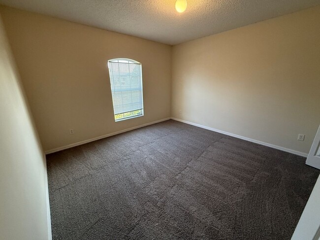 Building Photo - DELTONA: 3 bed/2 bath, Single Family Home AVAILABLE NOW!