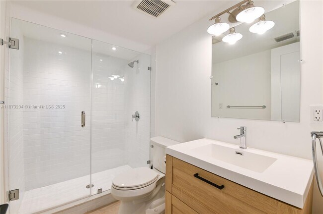 Building Photo - 1420 Brickell Bay Dr