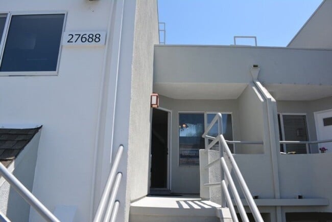 Building Photo - BEAUTIFUL "HILLCREST VILLAGE"  CONDOMINIUM...