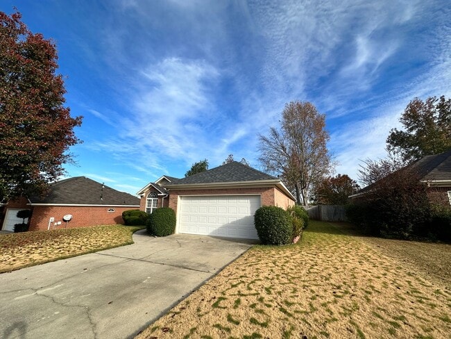 Building Photo - 4 bed 2 bath home with 2 car garage, covered patio, and fenced backyard