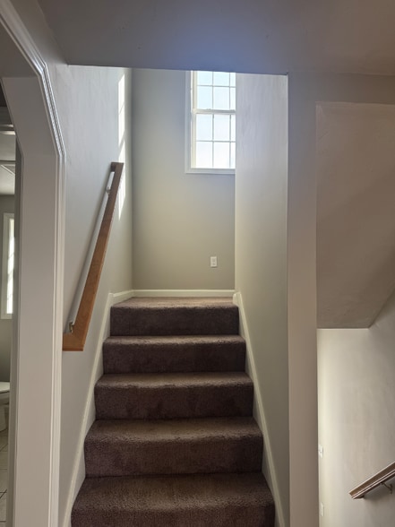 Building Photo - 15 Honeysuckle Rd