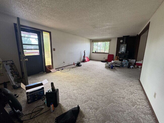 Building Photo - Spacious 3 bedroom, 2 bathroom home in Lander