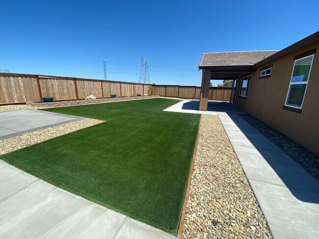 Building Photo - Available NOW - Beautiful and NEW 4 bed / 2 Bath