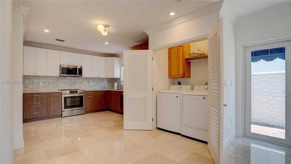 Building Photo - 500 SW 51st Ct