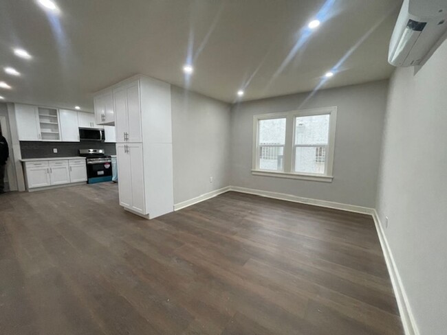 Building Photo - Stunning 5 bedroom 3 bath