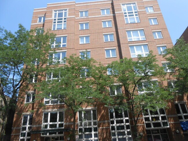 Primary Photo - 811 Chicago Ave