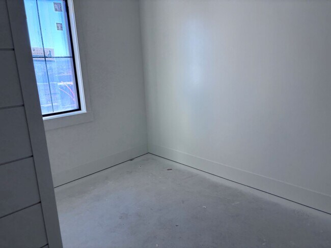 Building Photo - Gorgeous 7 bed 8 bath home with Swimming Pool and RV Garage