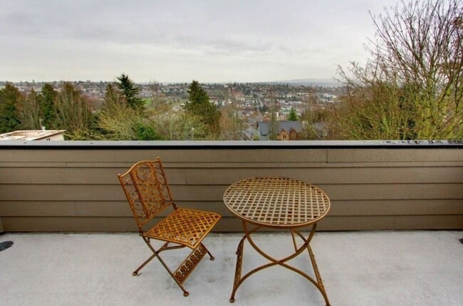 Building Photo - 1524 14th Ave S