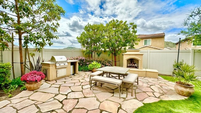 Building Photo - Beautiful "Model" Home in the Horse Creek ...
