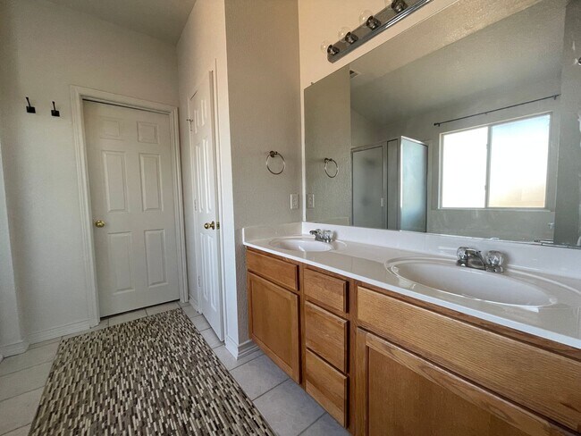 Building Photo - 4902 Golden Gate Dr