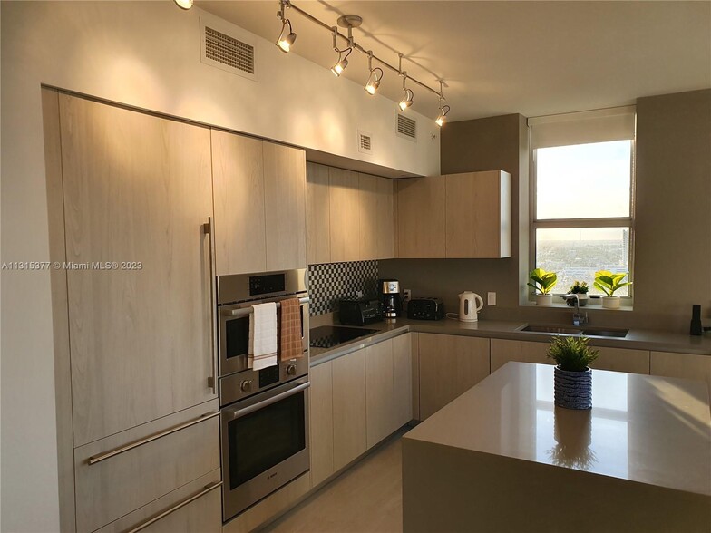 Building Photo - 4010 S Ocean Dr