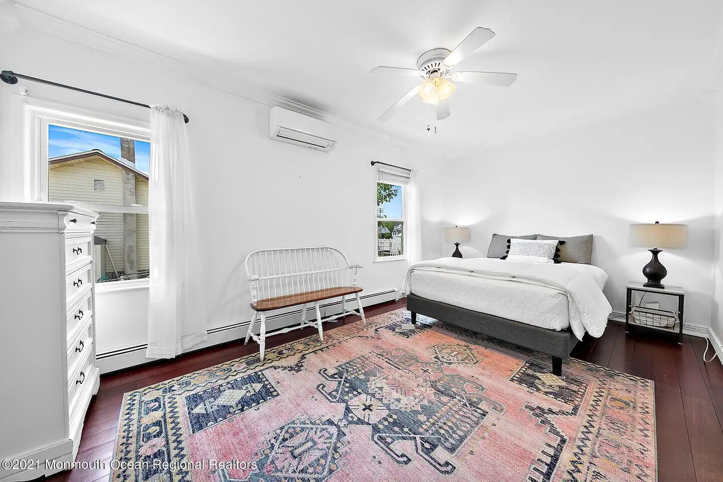 Master Ensuite with Queen Bed - 8 Calvert Ave