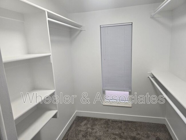 Building Photo - 1296 E Lorl Ln