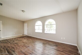 Building Photo - 902 SW 11th Ct