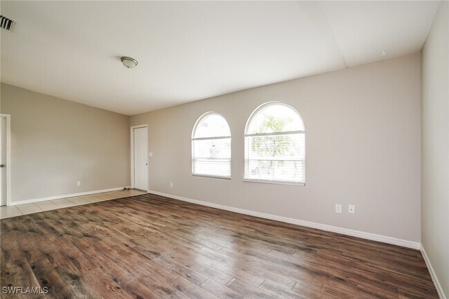 Building Photo - 902 SW 11th Ct