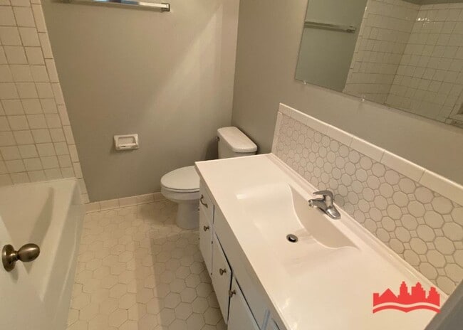 Building Photo - 5082 Chantilly Dr