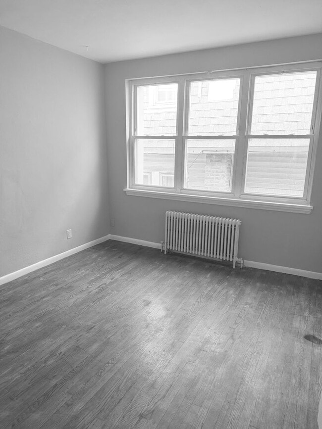 Building Photo - Studio, 1 bathroom apartment ready for mov...
