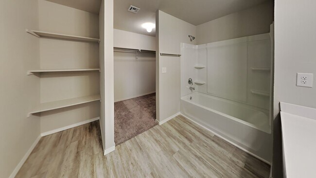 Building Photo - Very Nice 4 bedroom 2 bath home in Harrah ...