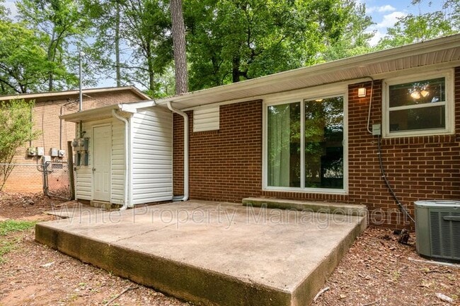 Building Photo - 600 Camrose Dr