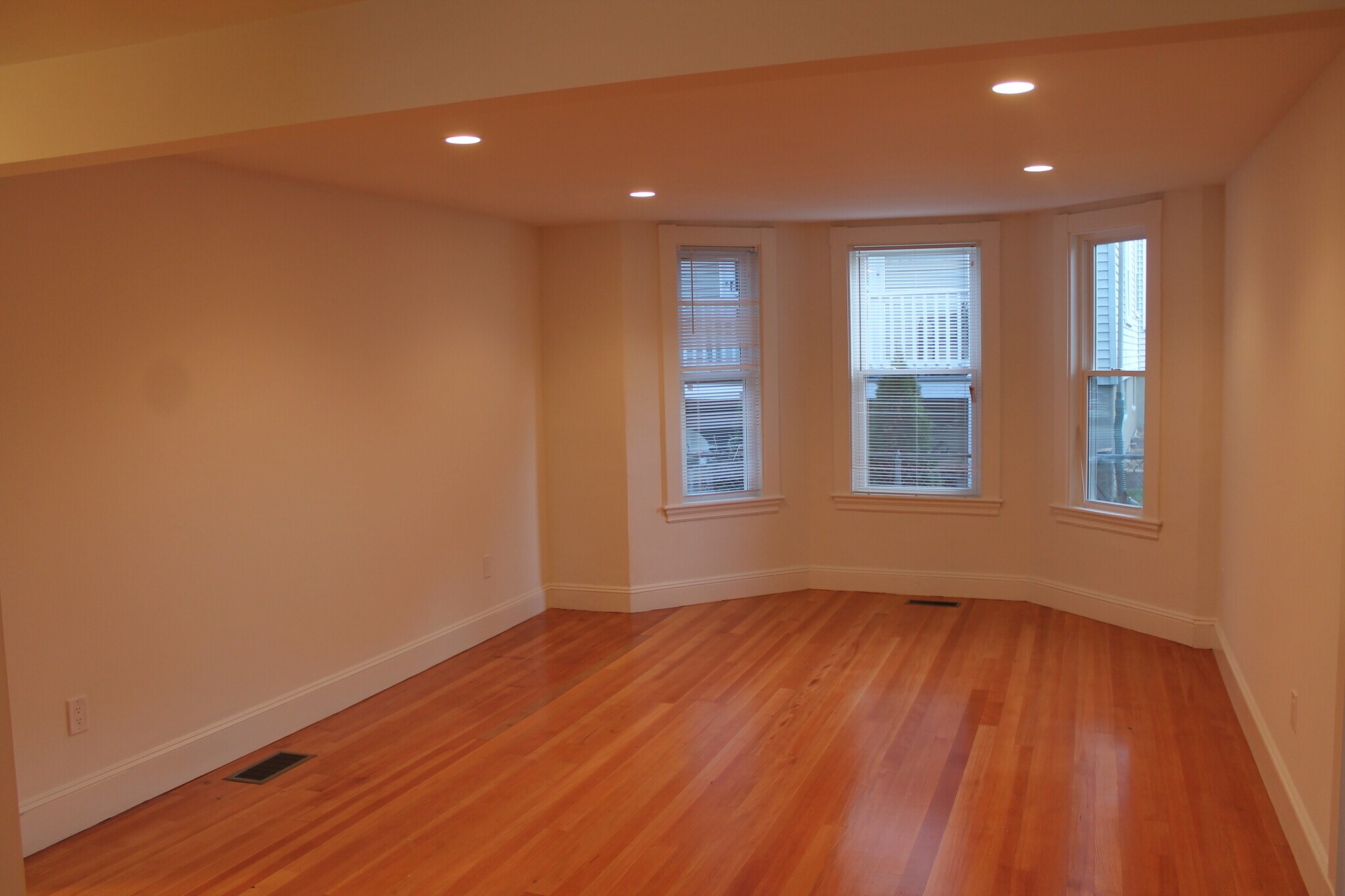 Building Photo - 17 Beechwood Ave