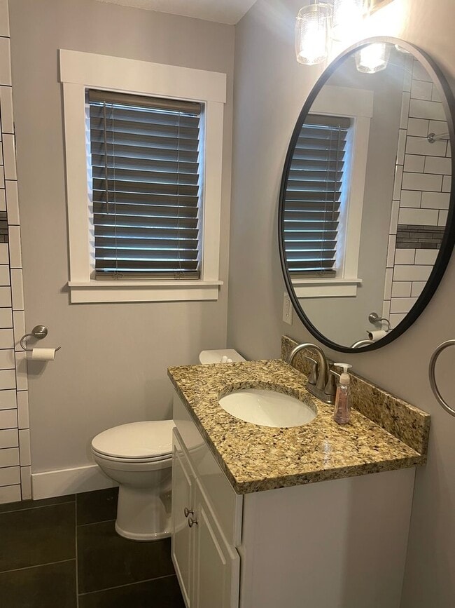 Building Photo - Knoxville 37914 - Adorable 2 bedroom, 1 bath home - Contact Lisa Vineyard and Shannon Russell (86...