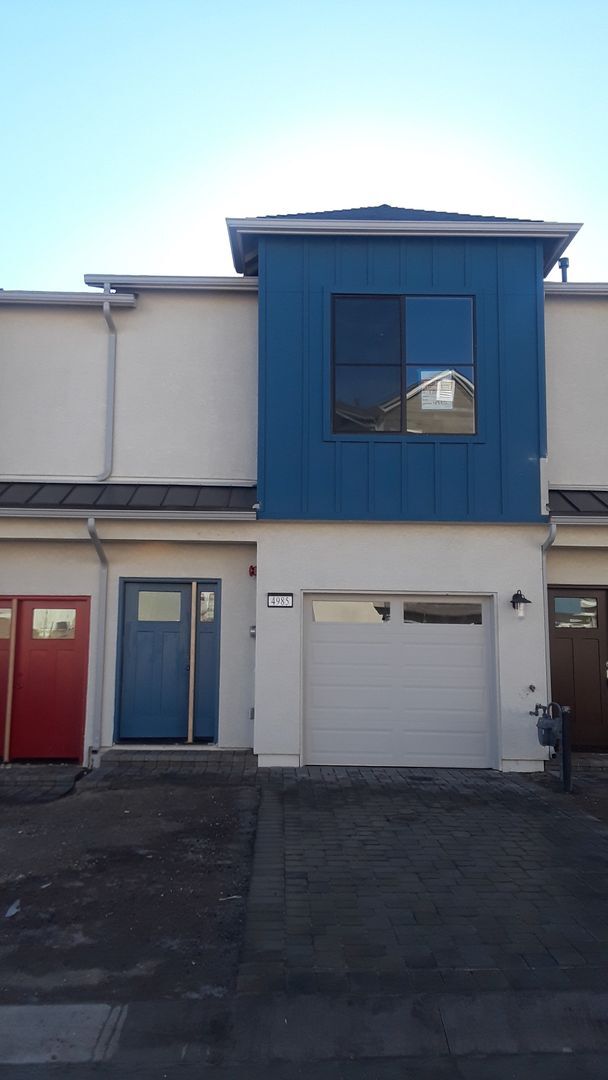 Primary Photo - Townhome with garage and double en-suite!