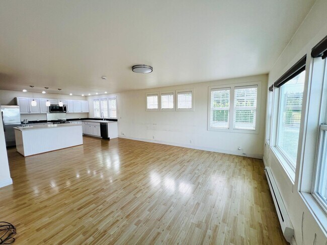 Building Photo - Beautiful 2 bedroom, + office/bonus room i...