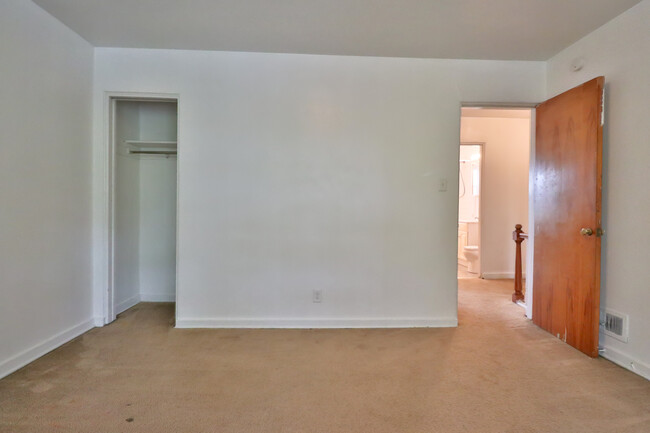 Building Photo - 831 N Raynor Ave